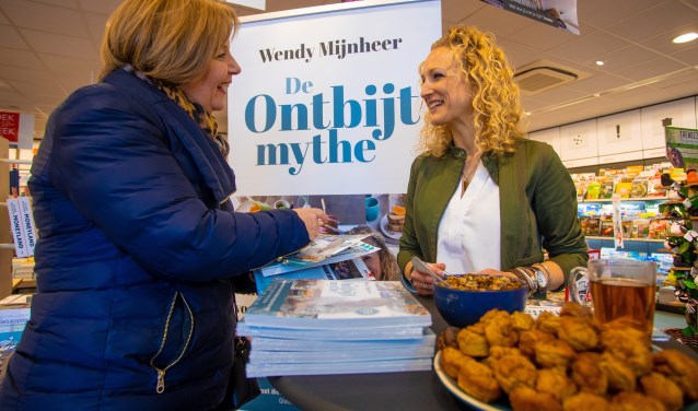 Wendy Mijnheer signeerde haar eerste boek bij Bruna Huizen.