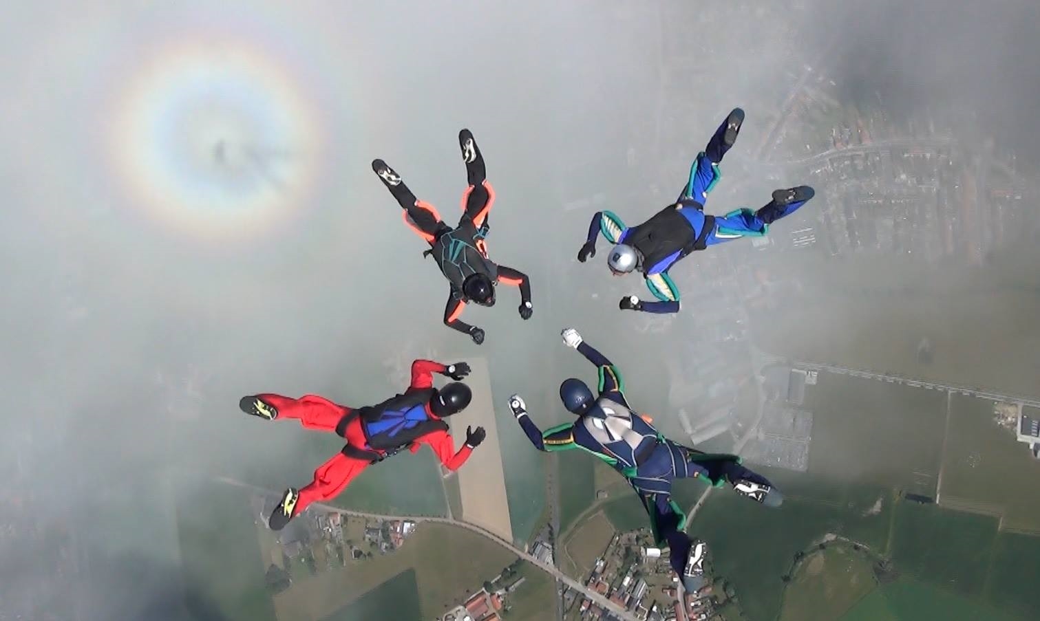 Skydivers in vrije val