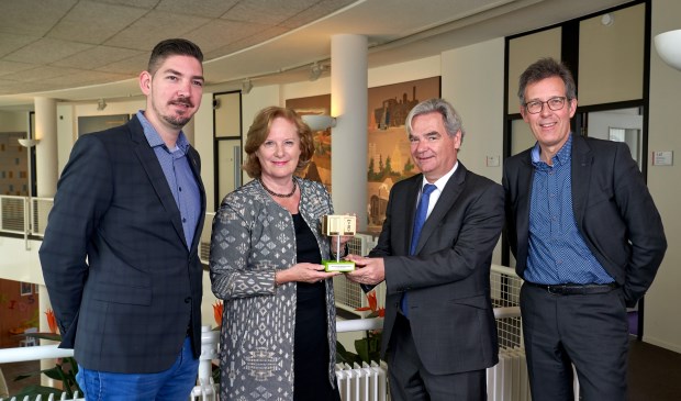 Wethouder Marlous Verbeek-Nooijens ontvangt award uit handen van Gied van Hoorn (LightRec, rechts) en René Eijsbouts (Wecycle, uiterst rechts), links Thomas Wittekamp (beheerder openbare verlichting gemeente Huizen)