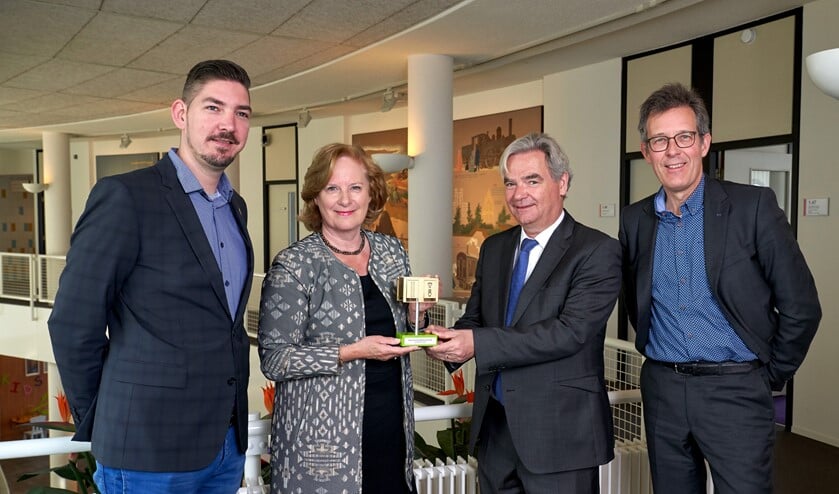 Wethouder Marlous Verbeek-Nooijens ontvangt award uit handen van Gied van Hoorn (LightRec, rechts) en René Eijsbouts (Wecycle, uiterst rechts), links Thomas Wittekamp (beheerder openbare verlichting gemeente Huizen)
