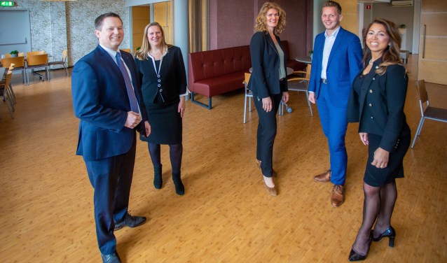 Mijndert Rebel (links) met uitvaartbegeleiders Monique, Gerlinda, Wouter en Angelique.