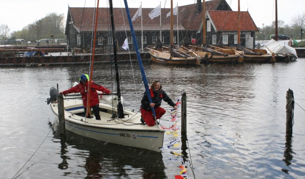 Sicko Heldoorn zeilde de nieuwe boot zelf de haven in.