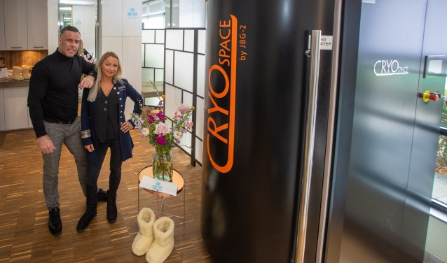 Jeroen en Fanny bij de cryocabine.