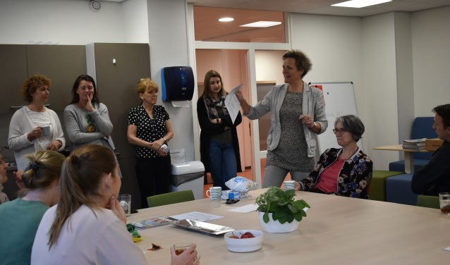Elke ochtend is er een briefing met leerkrachten en directie.