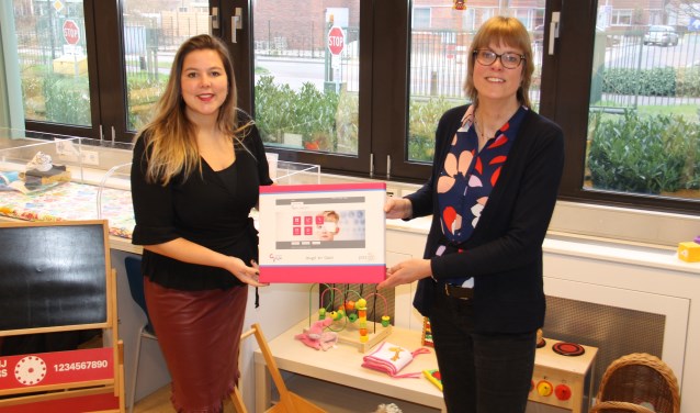 De wethouders Rosalie van Rijn (Wijdemeren) en Karin Walters (Hilversum) zijn blij met het digitaal klantportaal.