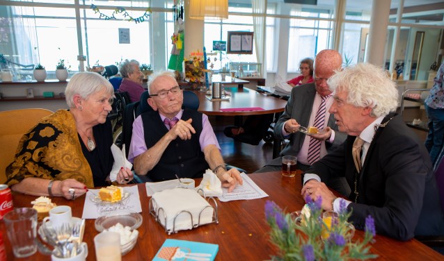Het echtpaar Bor tijdens een onderonsje met Peter Calis.