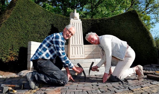 Wethouder Liesbeth Boersen en de stratenmaker.