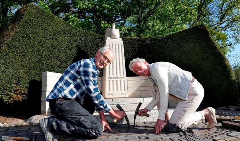Wethouder Liesbeth Boersen en de stratenmaker.