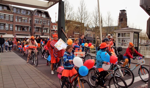 Op je versierde fiets naar het Grote Plein voor de aubade kan ook dit jaar weer.