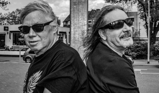 Platenbaas Hans 'Tiger' Smits (rechts) heeft ervoor gezorgd dat Rotjoch Ronald Welgemoed een cd heeft volgezongen.