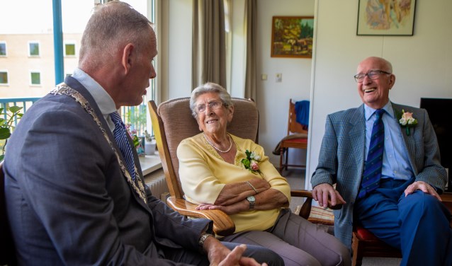 Burgemeester op bezoek bij het echtpaar.