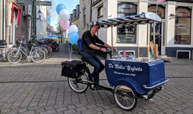 Eigenaar Jonathan Sas op de nieuwe ijsbakfiets.