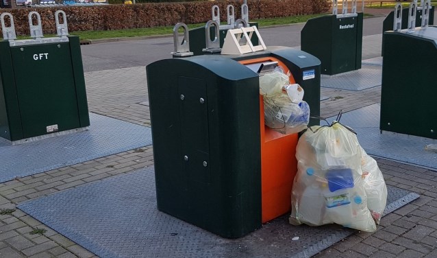De pmd-container op het milieu-eiland in Kerkelanden.