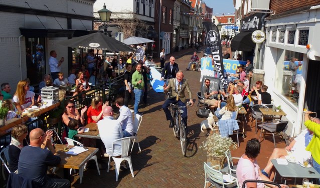 Uiteraard opende de burgemeester de Kapelstraat op de fiets.