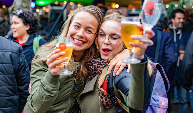 Dat er nu uit plastic bekers werd gedronken, hinderde niemand.