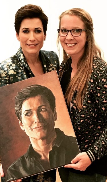 Annechien en Manita (r) tijdens de overhandiging van het schilderij.