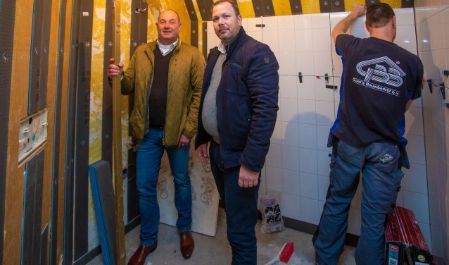 Alex Hagen en Sander Mulder bij het renovatieproject.