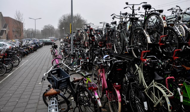 De stalling bij het station puilt uit.