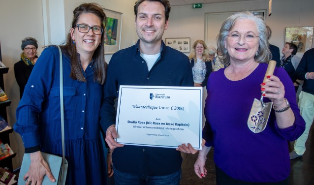 Burgemeester De Zwart-Bloch (r) maakte maandagmiddag de winnaars bekend.