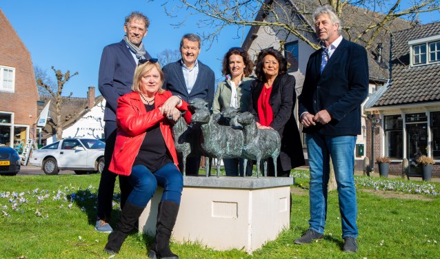 V.l.n.r.: Henk van der Veen, Paul Nobelen, Suzanne Hardjono, Mona Deuning en Paul Kaarsgaren. Zittend Daphne Rokebrand.