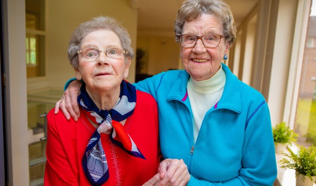 De tweeling Bets en Wil (r) wordt morgen 91 jaar.