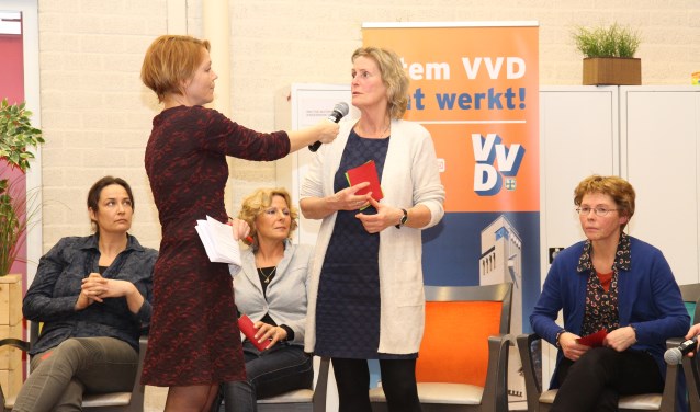 Marleen Remmers tijdens de verkiezingscampagne vorig jaar, omring door andere (louter vrouwelijke) lijsttrekkers.