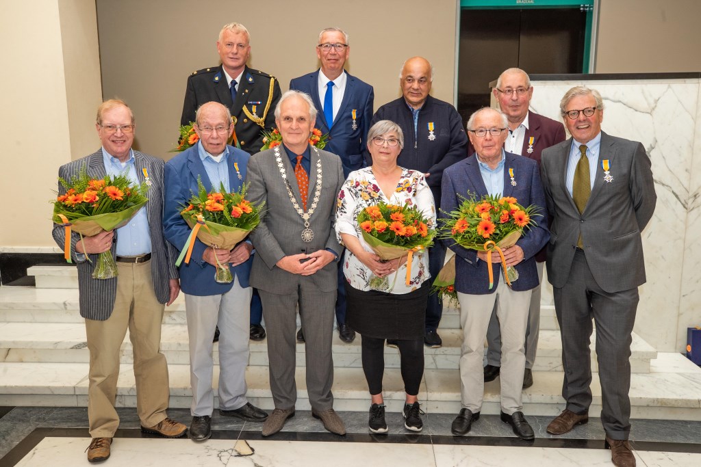 Negen van de tien gelukkigen en burgemeester Pieter Broertjes. Aris Doelman was vrijdag niet aanwezig.