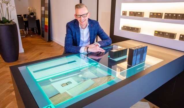 Michel toont de tekentafel waarmee de keuken en prijs direct inzichtelijk zijn.