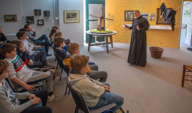 Muisstil luisteren de leerlingen naar de molenaarsvrouw.
