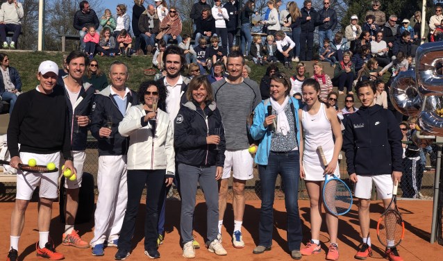 Richard Krajicek met uiterst rechts de twee talentvolle jeugdspelers.