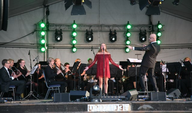 Prinses Irene laat het publiek dansen.