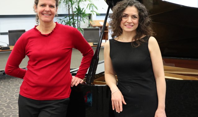 De Turkse sopraan Gonca Gürses van Herpen en pianiste Ineke Canté.