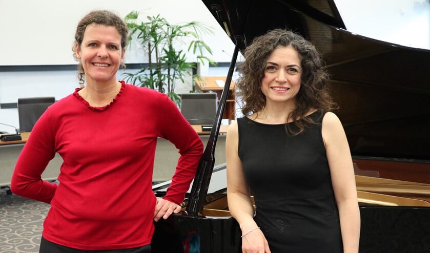 De Turkse sopraan Gonca Gürses van Herpen en pianiste Ineke Canté.