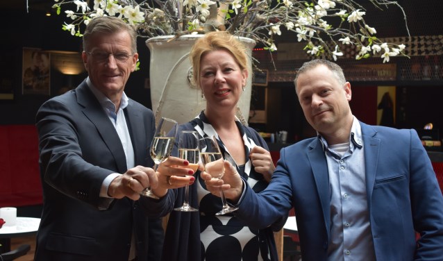 Proosten op de samenwerking. V.l.n.r.: Tom van der Poel, Marian Buvelôt en Robert Jan Vos.