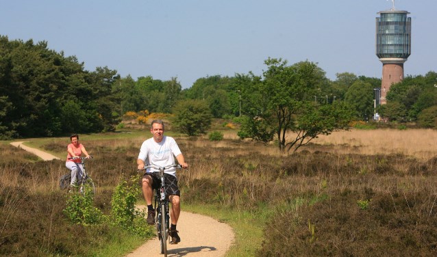 Elke avond wordt er een tocht van maximaal 25 kilometer gefietst door Huizen en omgeving.