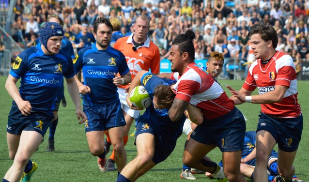 Sean Pickup breekt door de verdediging van DIOK. Marc Mistou en Ben Stafford klaar om de aanval over te nemen.