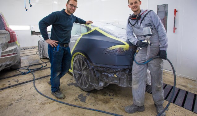 Timo en Sander van Leeuwen in de spuiterij.