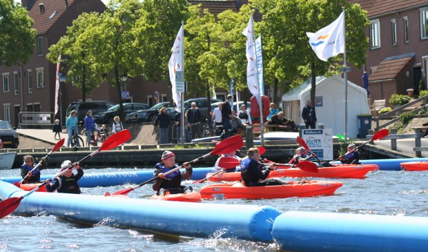Kinderen konden met verschillende watersporten kennismaken in de aanloophaven.