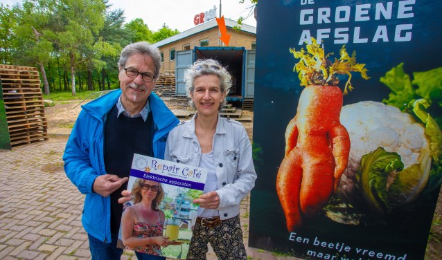 Philip en Petra van het Repair Café hopen dat er veel mensen komen.