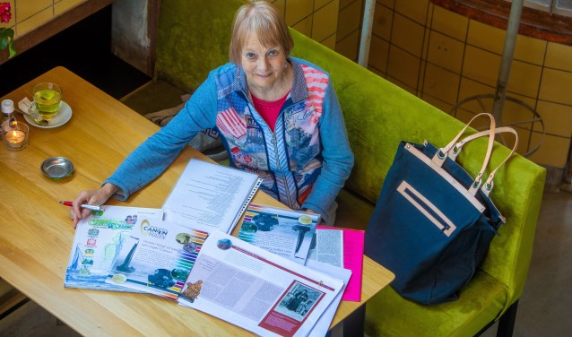 Ineke van Herwerden met onder andere de drukproeven van de Canon van Huizen.