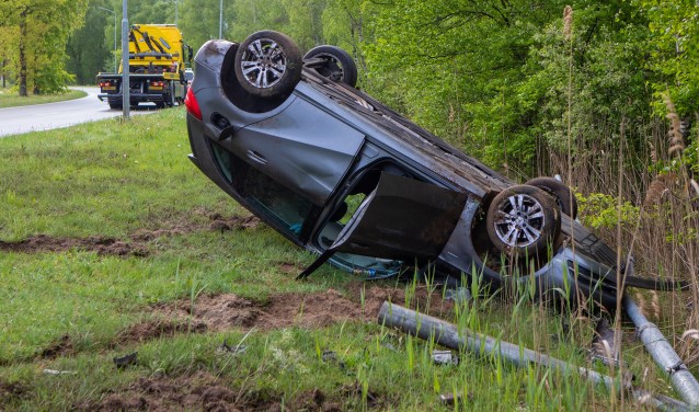 Een foto van het gecrashte voertuig waar geweld werd gebruikt tegen een politieman die hulp verleende onderweg naar zijn werk.