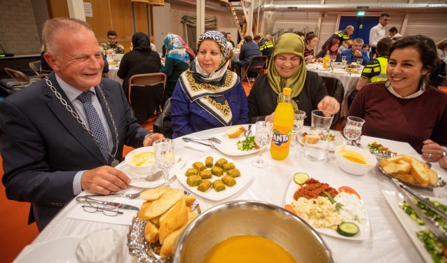 Burgemeester Sicko Heldoorn geniet van de iftar.