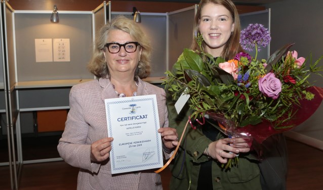 Burgemeester Rinske Kruisinga zet Merel van Roermund in het zonnetje voor eerste keer stemmen.