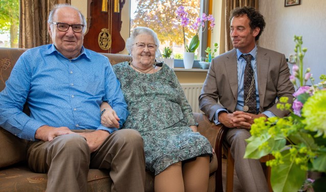 Het briljanten echtpaar kreeg bezoek van loco-burgemeester Roland Boom.