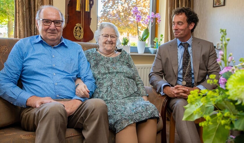 Het briljanten echtpaar kreeg bezoek van loco-burgemeester Roland Boom.