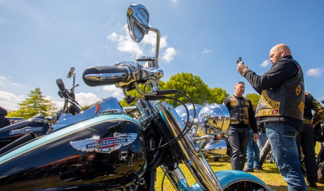 Bezoekers genoten van de Harley Davidson motoren.