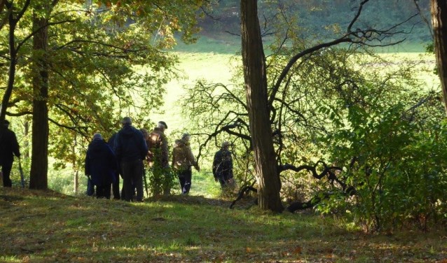 Een avondwandeling door het bos bij Oud Naarden.
