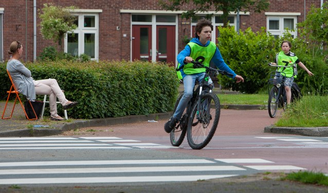 Deze leerlingen steken netjes hun hand uit bij een controlepost.