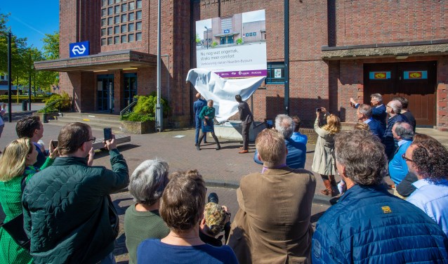 Onthulling bouwbord op het station.