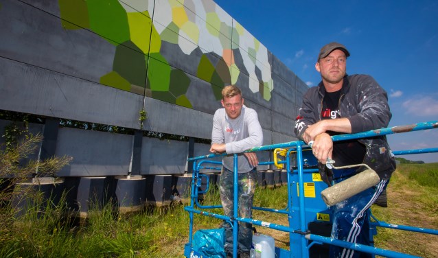 De broers Stein (l) en Wessel bij de geluidswal langs de A27.